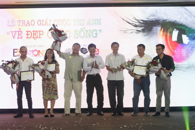 Nghệ sĩ nhiếp ảnh Trung Thu và nghệ sĩ nhiếp ảnh Thái Phiên trao giải thưởng cho những tác giả ảnh đoạt giải trong cuộc thi ảnh Vẻ đẹp cuộc sống