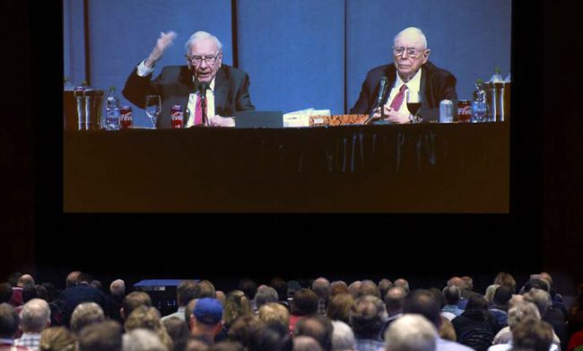 Buffett và Charlie chủ trì cuộc họp thường niên năm 2019. Ảnh: AP