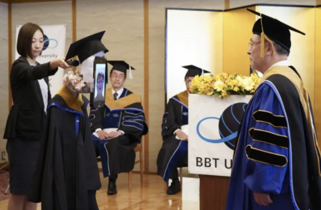 Khi sự kiện lễ tốt nghiệp đại học cũng được tổ chức ... online. Ảnh: yahoo