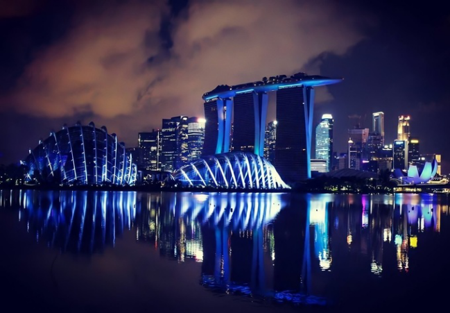 Marina Bay Sands - một trong những tòa nhà đắt và lộng lẫy nhất thế giới - thắp dòng chữ "SG" (viết tắt của Singapore) và biểu tượng trái tim màu vàng trên nền ánh sáng xanh chủ đạo.