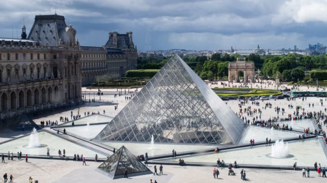 Louvre hiện là một trong những viện bảo tàng nổi tiếng nhất thế giới với lối kiến trúc tiêu biểu theo phong cách hiện đại. Ảnh: archdaily.