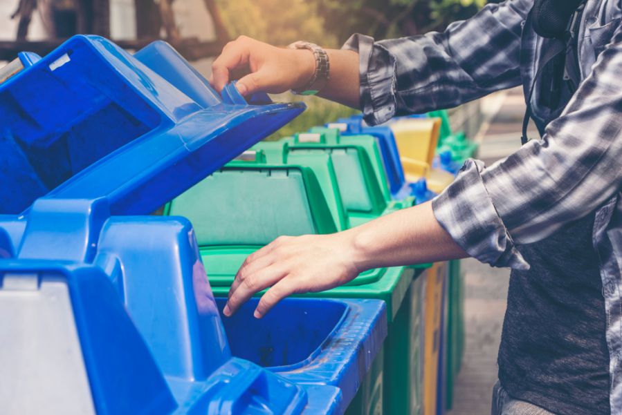 Việc phân loại và tái sử dụng các rác thải nhựa giúp giảm đáng kể lượng nhựa tiêu thụ. Ảnh: shutterstock.
