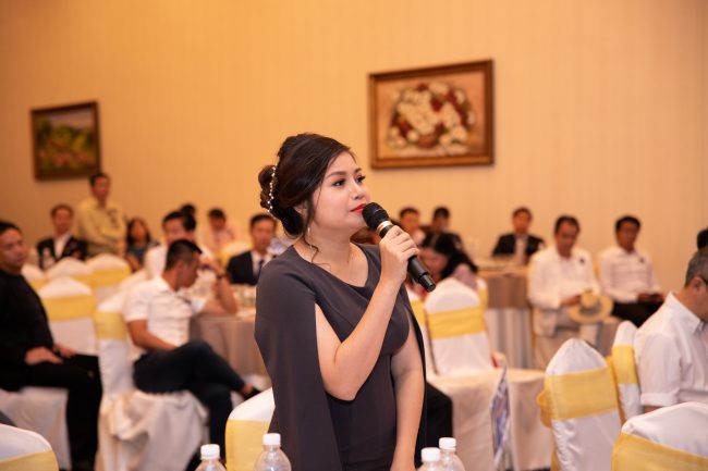Chị Mỹ Nguyễn – CEO FSmart đặt câu hỏi tại sự kiện.