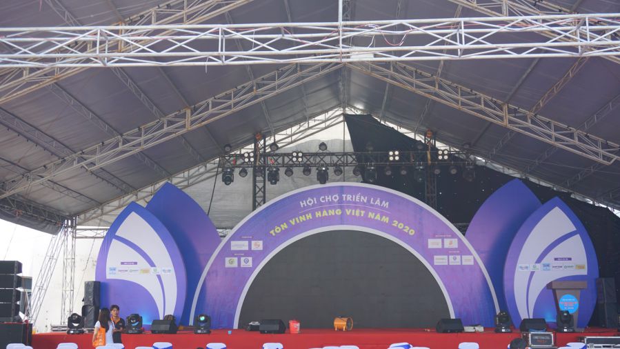 Sân khấu ngoài trời của Hội chợ Triển lãm Tôn vinh Hàng Việt 2020 là nơi diễn ra lễ khai mạc cùng nhiều hoạt động hấp dẫn hàng đêm.