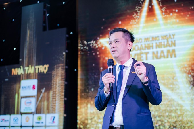 Ông Nguyễn Quốc Bảo – Chủ tịch VREC, HREC phát biểu khai mạc chương trình Đêm tỏa sáng 2020.